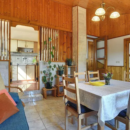 Traditional Holiday With Covered Terrace Pula
