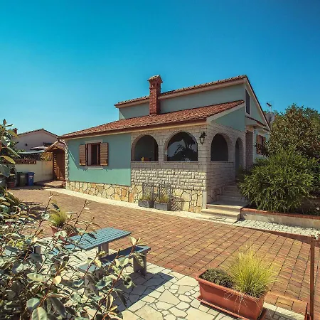 Traditional Holiday With Covered Terrace Pula